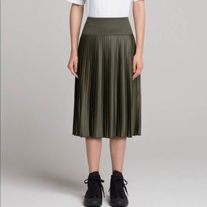 Uniqlo pleated skirt